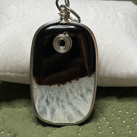 Handcrafted Black & White Stone Onyx with Wire Accent - Picture 1 of 2